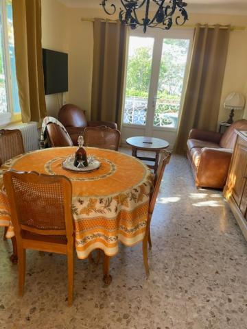 La Maison-Es-Maisons. Valréas Екстериор снимка